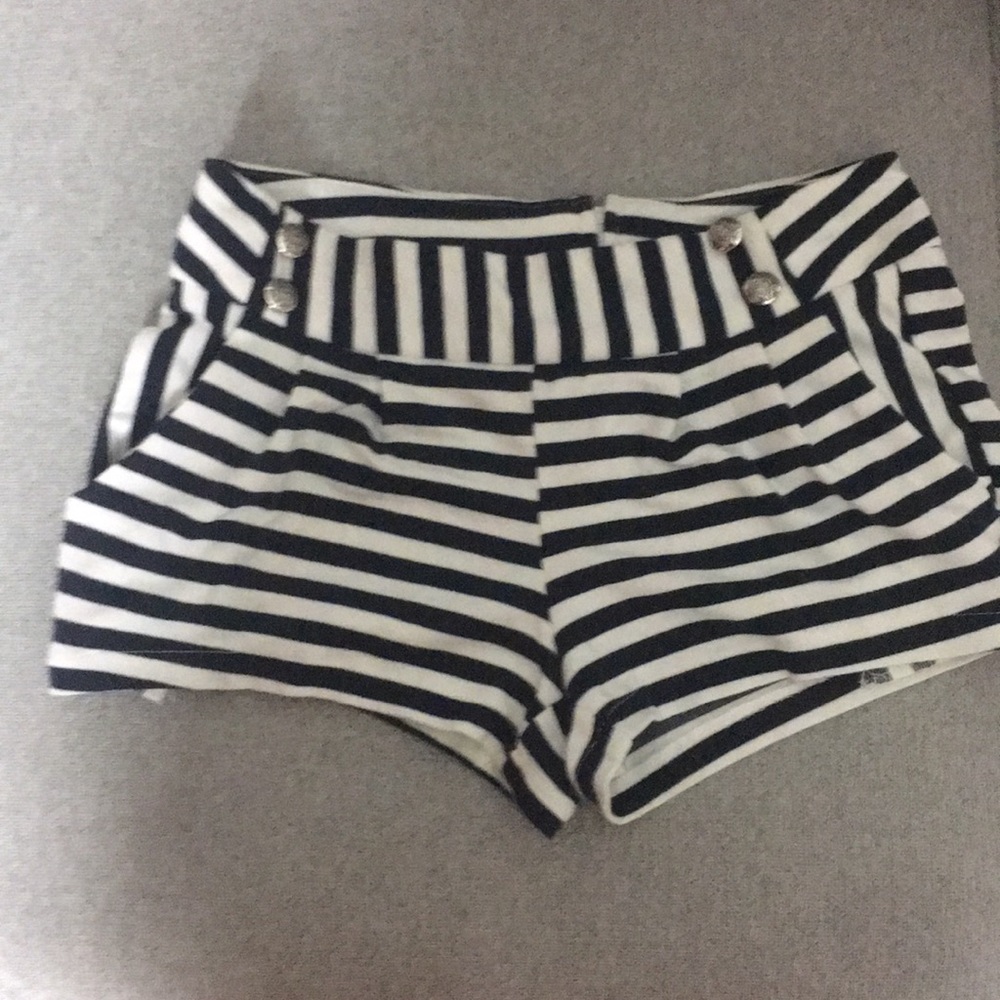 ❤️Joyce Leslie “jersey” striped shorts w/pockets M